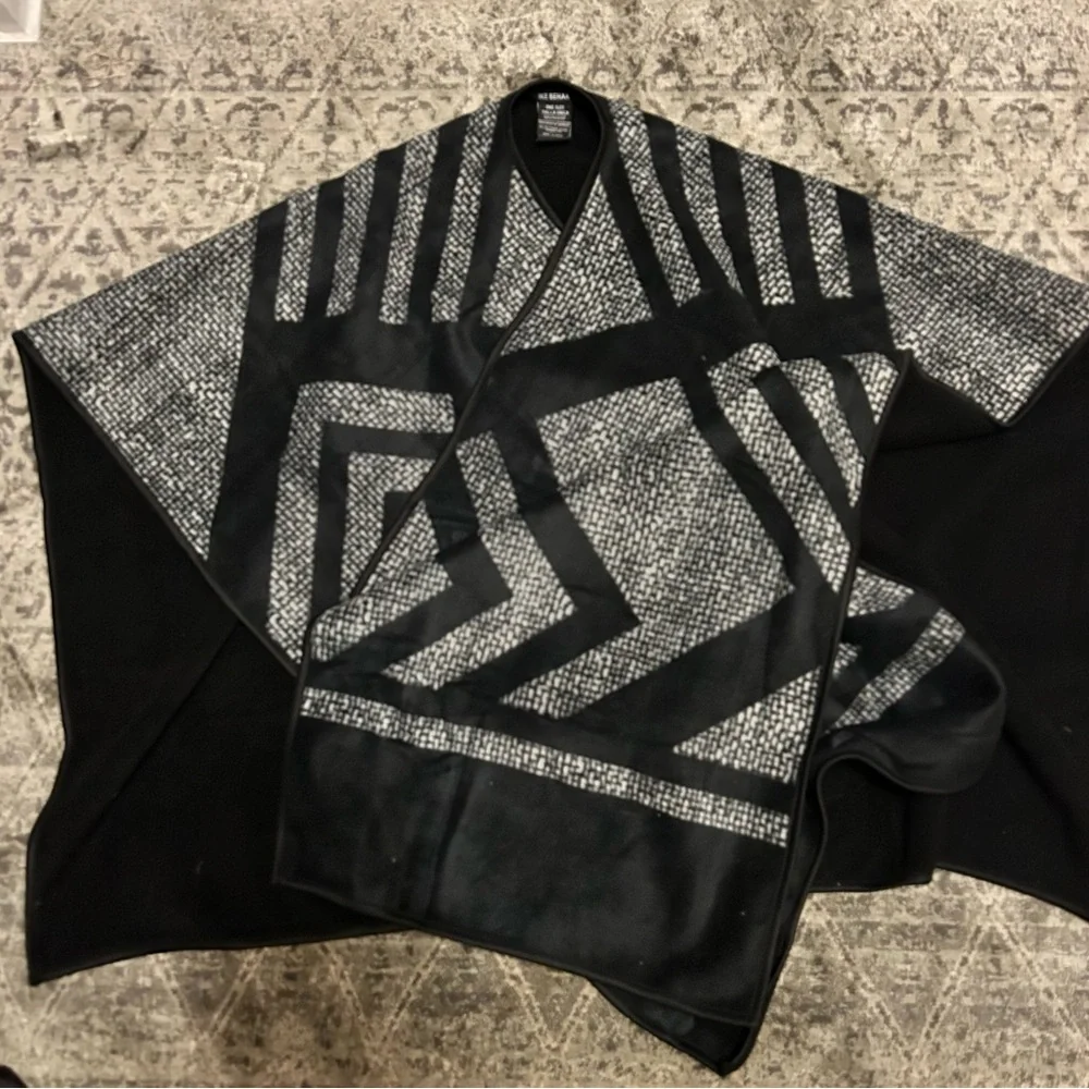 Black and Gray Geometric Reversible Wrap